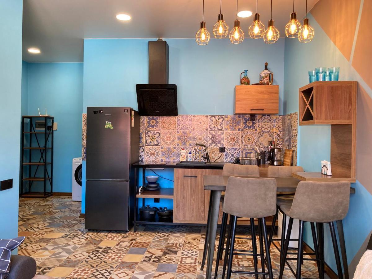Barney'S Apartment Батуми Екстериор снимка